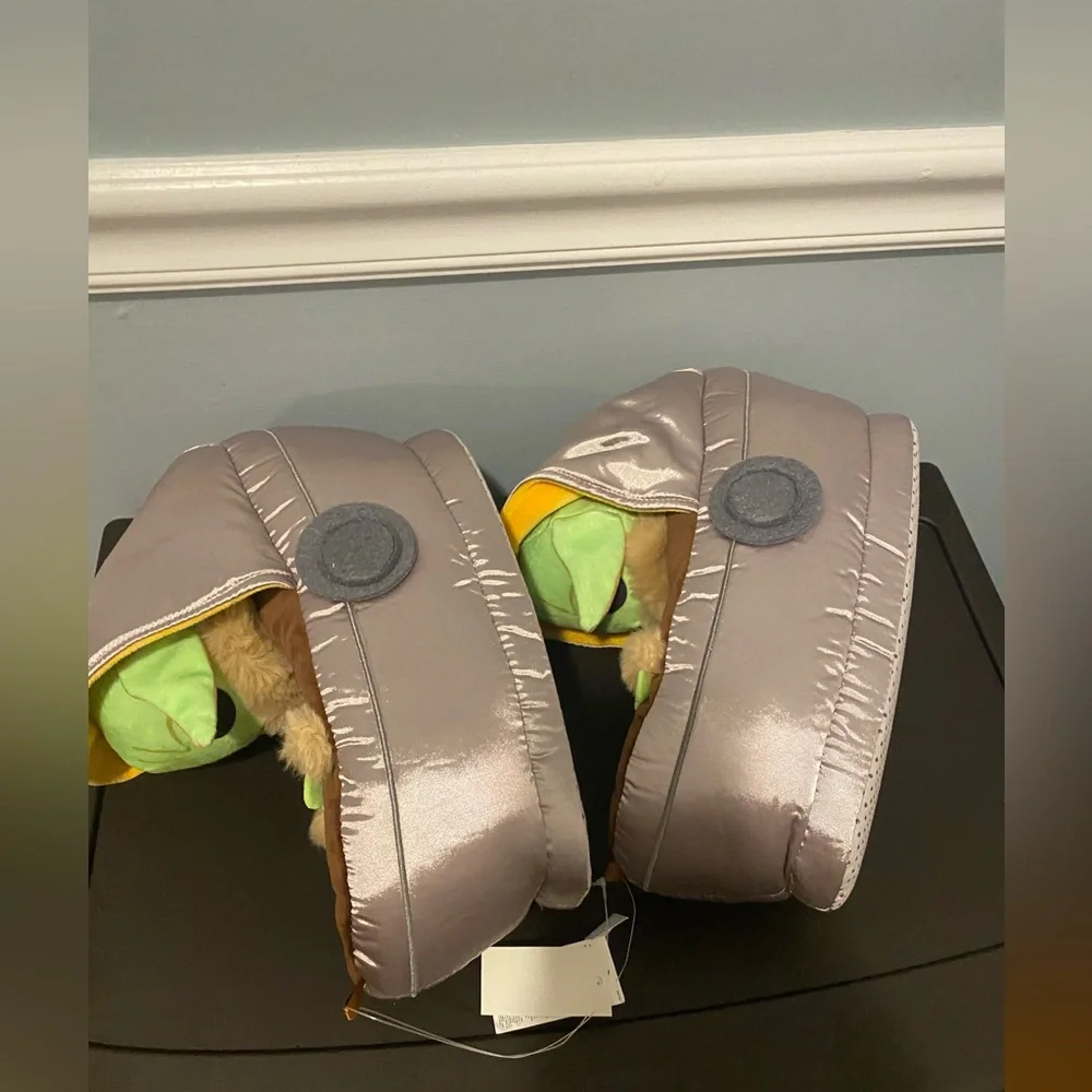 Gap Star wars Green and Silver Plush Baby Yoda Slippers Size Five Boys NWT